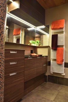  Bagno in laminato con specchio e led 