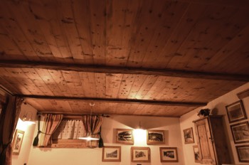  Soffitto in legno vecchio e finti travi 